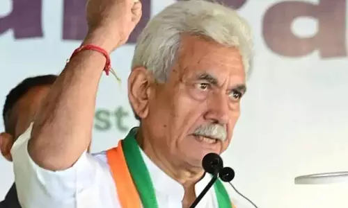 विजय दिवस: तिरंगा स्वतंत्रता, सम्मान और बलिदान का प्रतीक – LG Sinha विजय दिवस: तिरंगा स्वतंत्रता, सम्मान और बलिदान का प्रतीक – LG Sinha