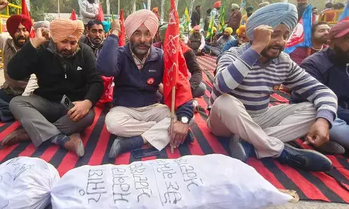 चुनाव ड्यूटी पर जा रहे 2 और शिक्षक घायल, Moga में शिक्षक दंपति की मौत पर यूनियनों ने विरोध प्रदर्शन किया
