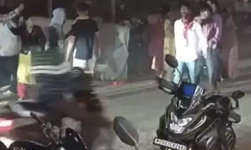 सैंडविच ग्राहक की हरकत से उपजा बड़ा विवाद, सड़क में जमकर मारपीट