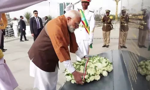 PM Modi ने इथियोपिया में अदवा विजय स्मारक पर पुष्पांजलि अर्पित की PM Modi ने इथियोपिया में अदवा विजय स्मारक पर पुष्पांजलि अर्पित की