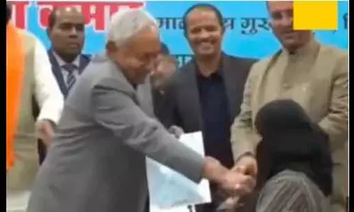 Kashmiri नेताओं ने नीतीश कुमार की महिला डॉक्टर के घूंघट हटाने पर आलोचना की