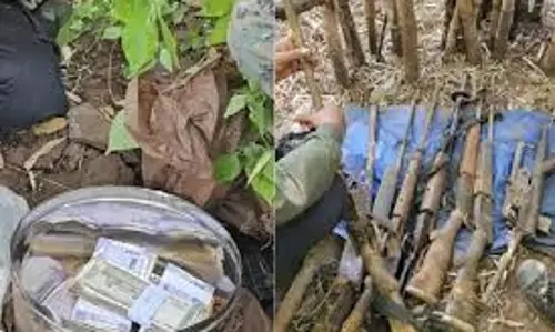 Balaghat: नक्सल विरोधी ऑपरेशन में बरामद हुए नकद और हथियार Balaghat: नक्सल विरोधी ऑपरेशन में बरामद हुए नकद और हथियार
