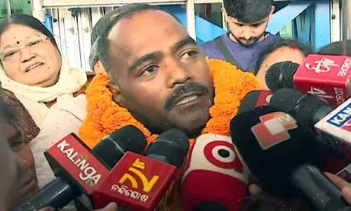 Sudan में बंधक बनाए जाने के बाद जगतसिंहपुर का युवक घर लौटा Sudan में बंधक बनाए जाने के बाद जगतसिंहपुर का युवक घर लौटा