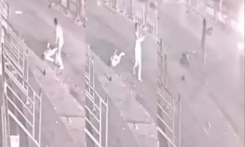 Bengaluru में सड़क पर गिरे व्यक्ति की हार्ट अटैक से मौत Bengaluru में सड़क पर गिरे व्यक्ति की हार्ट अटैक से मौत