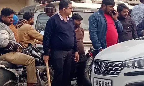 Gorakhpur: भीषण जाम के बीच थाने के पास पुलिस नदारद Gorakhpur: भीषण जाम के बीच थाने के पास पुलिस नदारद