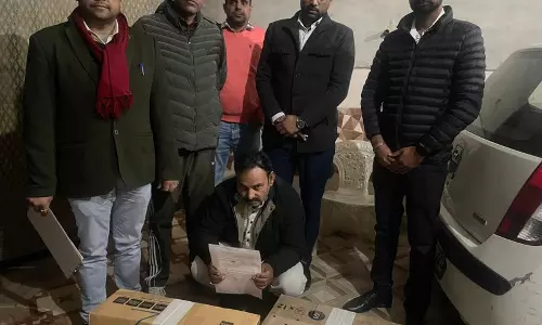 Sirsa गांव में एक ज्वैलर के घर पर छापेमारी में 10 लाख रुपये की ड्रग्स ज़ब्त की गई Sirsa गांव में एक ज्वैलर के घर पर छापेमारी में 10 लाख रुपये की ड्रग्स ज़ब्त की गई