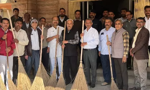 Barmer: कार्यालय सफाई पर जोर, घर जैसी आदत बनाएँ: हस्ती मल राठौड़ Barmer: कार्यालय सफाई पर जोर, घर जैसी आदत बनाएँ: हस्ती मल राठौड़