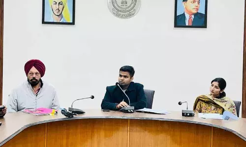 DC ने शहर और गांवों में कुत्तों को खाना खिलाने के लिए तय जगहों की पहचान करने का आदेश दिया DC ने शहर और गांवों में कुत्तों को खाना खिलाने के लिए तय जगहों की पहचान करने का आदेश दिया