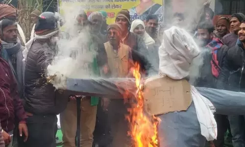 Bareilly: किसानों ने गन्ना मंत्री का पुतला फूंककर जताया विरोध Bareilly: किसानों ने गन्ना मंत्री का पुतला फूंककर जताया विरोध