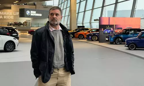 राहुल गांधी ने जर्मनी के BMW शोरूम का किया दौरा