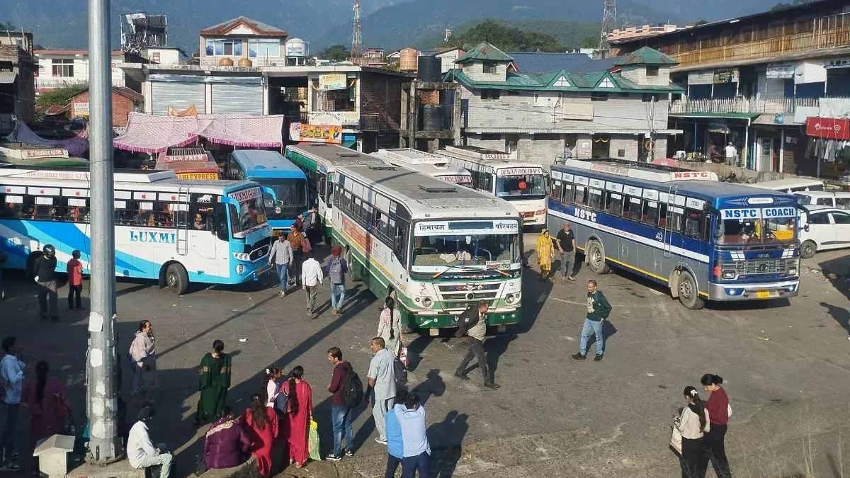 Chandigarh: बसों के न चलने से यात्री परेशान, निजी वाहन में यात्रा