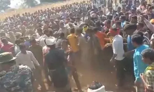 सरपंच के पिता की मौत, दफनाने का ग्रामीणों ने किया जमकर विरोध सरपंच के पिता की मौत, दफनाने का ग्रामीणों ने किया जमकर विरोध