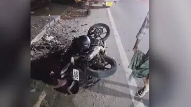 kerala: कोझिकोड में बीच रोड पर दो मोटरसाइकिलों की टक्कर में दो युवकों की मौत kerala: कोझिकोड में बीच रोड पर दो मोटरसाइकिलों की टक्कर में दो युवकों की मौत