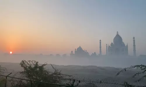 उत्तर प्रदेश में हल्की धुंध, ताजमहल दिखाई दिया उत्तर प्रदेश में हल्की धुंध, ताजमहल दिखाई दिया
