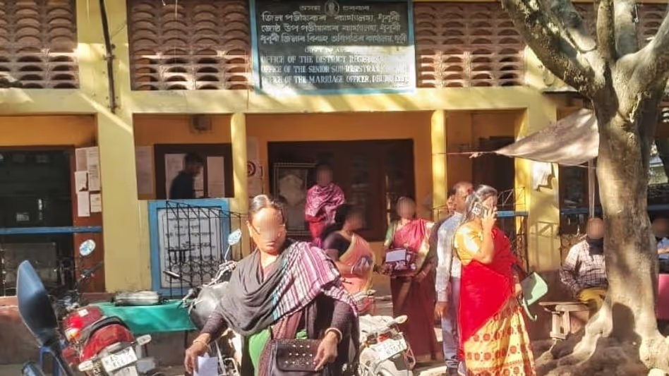 Assam के धुबरी में मैरिज ऑफिसर की गैरमौजूदगी से जोड़े परेशान Assam के धुबरी में मैरिज ऑफिसर की गैरमौजूदगी से जोड़े परेशान