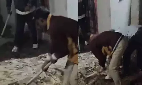 UP में एक शख्स ने बुर्के को लेकर पत्नी और बेटियों की हत्या कर दी UP में एक शख्स ने बुर्के को लेकर पत्नी और बेटियों की हत्या कर दी