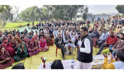KATHUA: जसरोटिया ने जुथाना में 11 लाख रुपये के खेल के मैदान का उद्घाटन किया KATHUA: जसरोटिया ने जुथाना में 11 लाख रुपये के खेल के मैदान का उद्घाटन किया