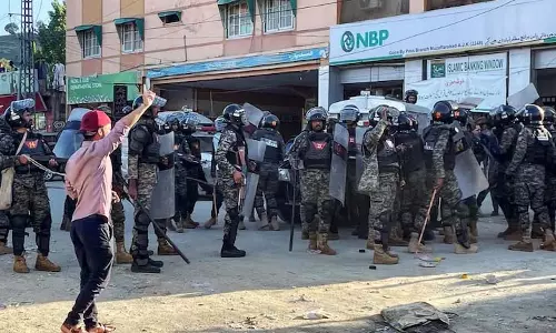 PoK में बिजली कटौती, आर्थिक संकट और राजनीतिक उपेक्षा अशांति को बढ़ावा दे रही PoK में बिजली कटौती, आर्थिक संकट और राजनीतिक उपेक्षा अशांति को बढ़ावा दे रही