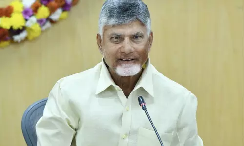 Andhra CM ने कलेक्टरों से सेवाओं की डिलीवरी की गति पर ध्यान देने को कहा Andhra CM ने कलेक्टरों से सेवाओं की डिलीवरी की गति पर ध्यान देने को कहा