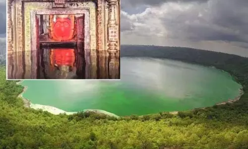 Lonar Lake का जलस्तर तेज़ी से बढ़ रहा है, पानी माता कमलजा के मुखौटे तक पहुँच गया Lonar Lake का जलस्तर तेज़ी से बढ़ रहा है, पानी माता कमलजा के मुखौटे तक पहुँच गया
