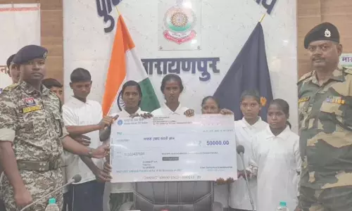 CG BREAKING: माओवाद को बड़ा झटका, 11 इनामी नक्सलियों ने किया आत्मसमर्पण