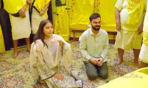 Virat -अनुष्का का प्यारा एयरपोर्ट जेस्चर, फैंस हुए दीवाने Virat -अनुष्का का प्यारा एयरपोर्ट जेस्चर, फैंस हुए दीवाने