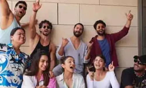 Kiara Advani और भारती सिंह का थ्रोबैक मोमेंट, सेलेब्स संग मस्ती भरी शाम Kiara Advani और भारती सिंह का थ्रोबैक मोमेंट, सेलेब्स संग मस्ती भरी शाम