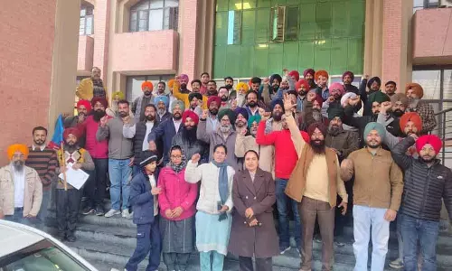 Amritsar: चुनाव ड्यूटी के दौरान सहकर्मियों की मौत पर शिक्षकों ने विरोध प्रदर्शन किया