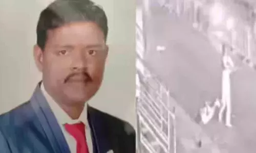 Bengaluru में पत्नी सड़क पर मदद के लिए गुहार लगाती रही और पति की हार्ट अटैक से मौत हो गई Bengaluru में पत्नी सड़क पर मदद के लिए गुहार लगाती रही और पति की हार्ट अटैक से मौत हो गई