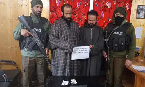 Baramulla में दो ड्रग पेडलर गिरफ्तार, साथ में प्रतिबंधित सामान और कैश