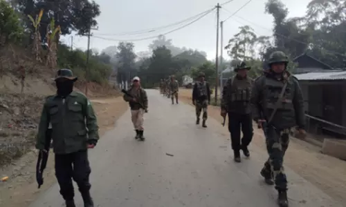 Manipur: बिष्णुपुर में अज्ञात हमलावरों की गोलीबारी, सुरक्षा बढ़ाई गई Manipur: बिष्णुपुर में अज्ञात हमलावरों की गोलीबारी, सुरक्षा बढ़ाई गई