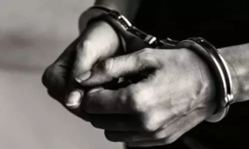 प्रखंड आपूर्ति पदाधिकारी रिश्वत लेते रंगेहाथ गिरफ्तार प्रखंड आपूर्ति पदाधिकारी रिश्वत लेते रंगेहाथ गिरफ्तार