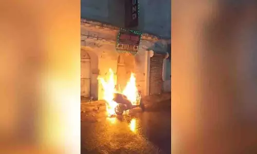 Hyderabad के पुरानी हवेली में स्कूटर में आग लग गई