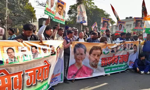 नेशनल हेराल्ड केस पर झारखंड में भी सियासत गरम, कांग्रेस ने किया विरोध प्रदर्शन नेशनल हेराल्ड केस पर झारखंड में भी सियासत गरम, कांग्रेस ने किया विरोध प्रदर्शन