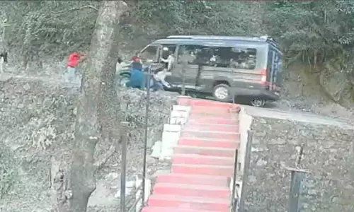 Dalhousie पहाड़ी पर पीछे की ओर लुढ़कती टूरिस्ट बस से महिला यात्री कूदीं Dalhousie पहाड़ी पर पीछे की ओर लुढ़कती टूरिस्ट बस से महिला यात्री कूदीं