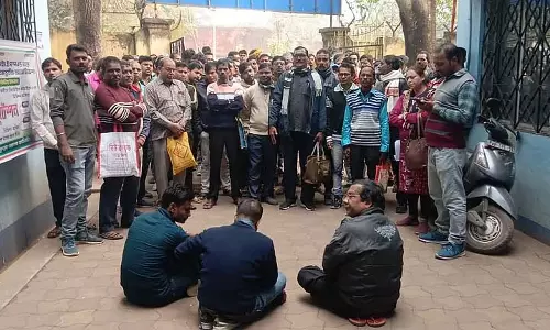 बांकुड़ा में Pump Operators ने 4 महीने की बकाया सैलरी को लेकर विरोध प्रदर्शन किया बांकुड़ा में Pump Operators ने 4 महीने की बकाया सैलरी को लेकर विरोध प्रदर्शन किया