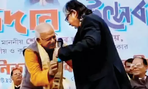 मंत्री ने मंच पर श्रद्धांजलि देने के लिए VC को पैर छूने से रोका