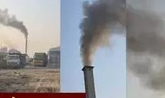 Greater Noida: GRAP-4 के बावजूद हॉट मिक्स प्लांट से जहरीला धुआं Greater Noida: GRAP-4 के बावजूद हॉट मिक्स प्लांट से जहरीला धुआं