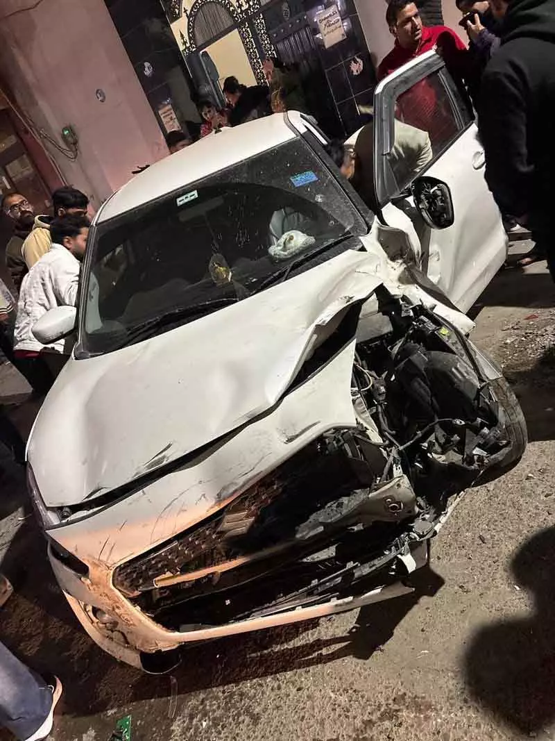 Sirsa शराबी ट्रक ड्राइवर ने मचाया उत्पात, खंभे और गाड़ियां क्षतिग्रस्त Sirsa शराबी ट्रक ड्राइवर ने मचाया उत्पात, खंभे और गाड़ियां क्षतिग्रस्त