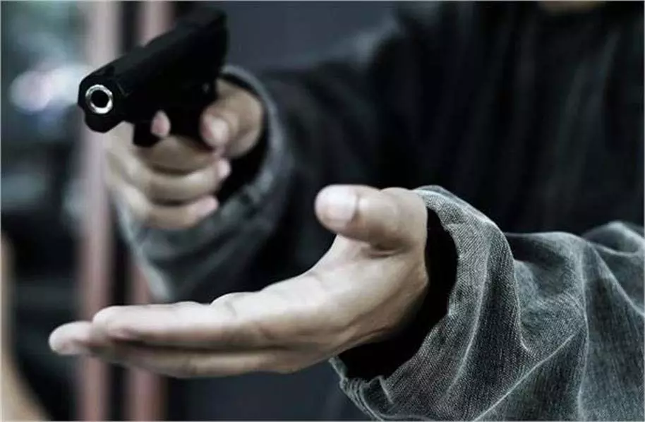 Punjab:दिन-दहाड़े सनसनीखेज लूट, पिस्तौल की नोक पर उड़ाया लाखों का कैश Punjab:दिन-दहाड़े सनसनीखेज लूट, पिस्तौल की नोक पर उड़ाया लाखों का कैश