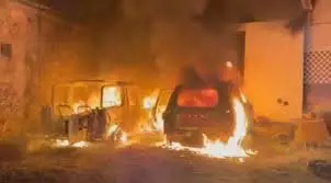 Gurugram: नकाबपोश व्यक्ति ने दो कारों में आग लगा दी, पुलिस मामले की जांच कर रही है Gurugram: नकाबपोश व्यक्ति ने दो कारों में आग लगा दी, पुलिस मामले की जांच कर रही है
