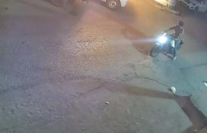 व्यापारी को डराने कार में आगजनी, दो युवक गिरफ्तार व्यापारी को डराने कार में आगजनी, दो युवक गिरफ्तार
