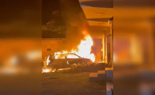 दो कारों को भाई-बहन ने किया आग के हवाले, कारण सामने आया दो कारों को भाई-बहन ने किया आग के हवाले, कारण सामने आया