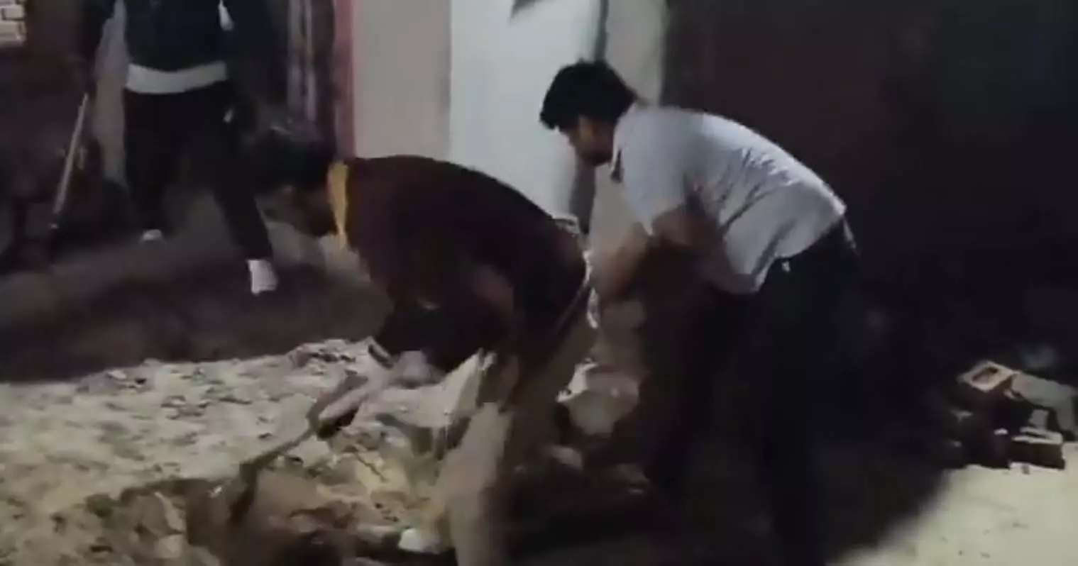 बुर्का नहीं पहना तो कर दिया ट्रिपल मर्डर, शव गहरे गड्ढे से बरामद, VIDEO बुर्का नहीं पहना तो कर दिया ट्रिपल मर्डर, शव गहरे गड्ढे से बरामद, VIDEO