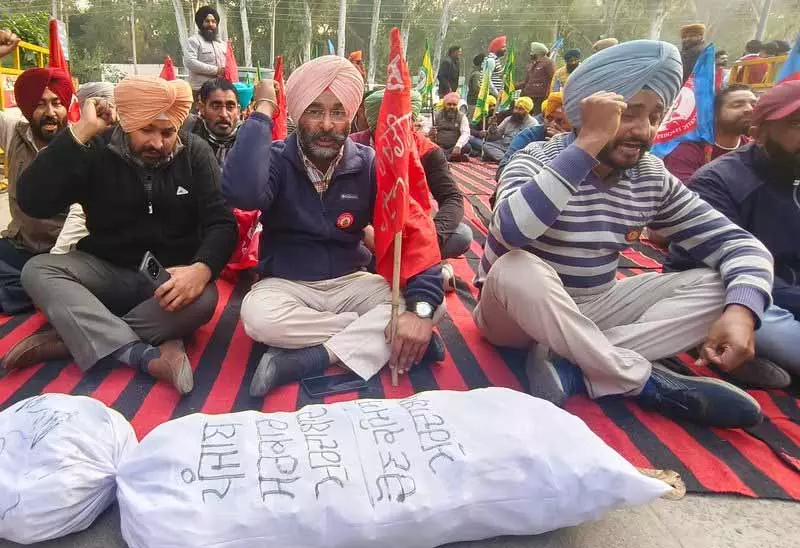 चुनाव ड्यूटी पर जा रहे 2 और शिक्षक घायल, Moga में शिक्षक दंपति की मौत पर यूनियनों ने विरोध प्रदर्शन किया चुनाव ड्यूटी पर जा रहे 2 और शिक्षक घायल, Moga में शिक्षक दंपति की मौत पर यूनियनों ने विरोध प्रदर्शन किया