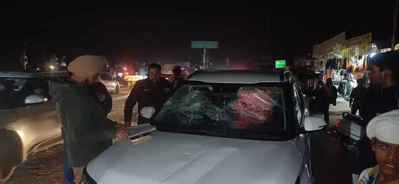 Fatehgarh Sahib में निहंगों ने हरियाणा पुलिस पर हमला किया Fatehgarh Sahib में निहंगों ने हरियाणा पुलिस पर हमला किया