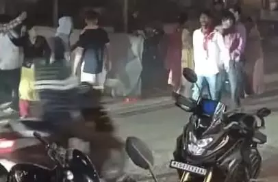 सैंडविच ग्राहक की हरकत से उपजा बड़ा विवाद, सड़क में जमकर मारपीट सैंडविच ग्राहक की हरकत से उपजा बड़ा विवाद, सड़क में जमकर मारपीट