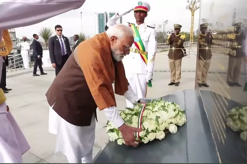 PM Modi ने इथियोपिया में अदवा विजय स्मारक पर पुष्पांजलि अर्पित की PM Modi ने इथियोपिया में अदवा विजय स्मारक पर पुष्पांजलि अर्पित की