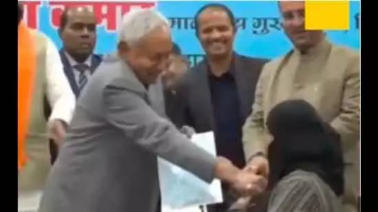 Kashmiri नेताओं ने नीतीश कुमार की महिला डॉक्टर के घूंघट हटाने पर आलोचना की Kashmiri नेताओं ने नीतीश कुमार की महिला डॉक्टर के घूंघट हटाने पर आलोचना की