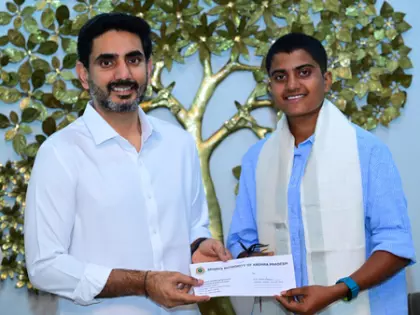 Andhra ने महिला क्रिकेटर श्री चरणी को 2.5 करोड़ रुपये का नकद इनाम दिया Andhra ने महिला क्रिकेटर श्री चरणी को 2.5 करोड़ रुपये का नकद इनाम दिया